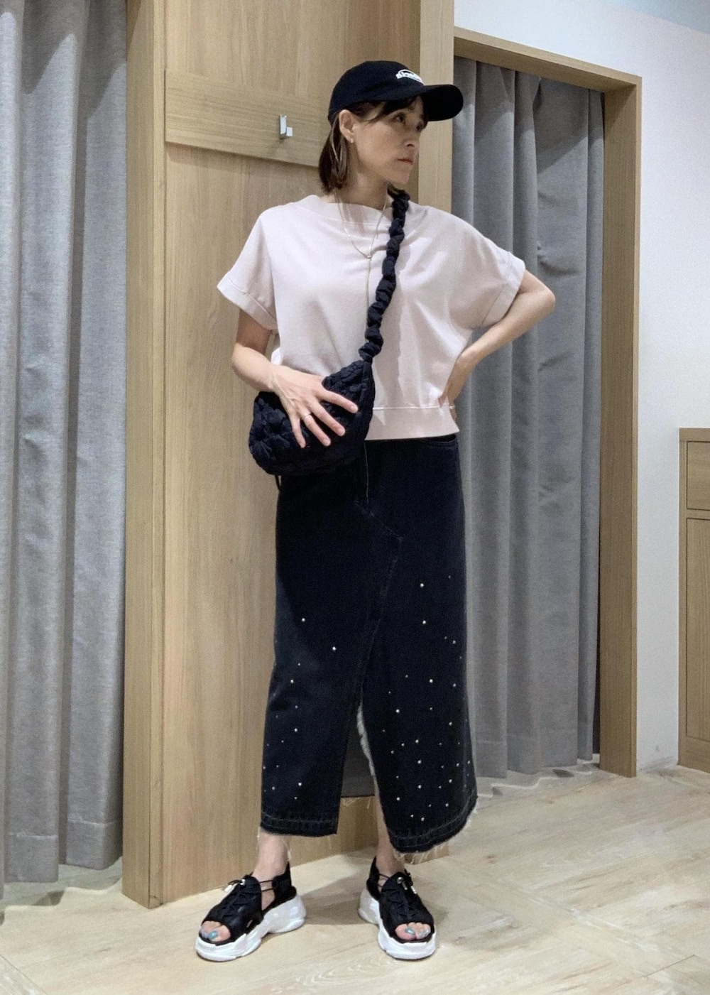 ブラック系のサンダル、ブラック系のショルダーバッグ、ピンク系のTシャツ/カットソーを着用したレディースの夏コーディネートの2枚目の写真