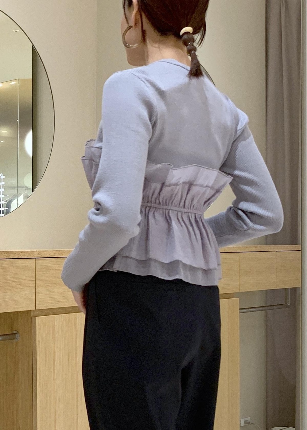 ブルー系のニット/セーター、ホワイト系のトレンチコート、ブルー系のその他パンツを着用したレディースの春コーディネートの10枚目の写真