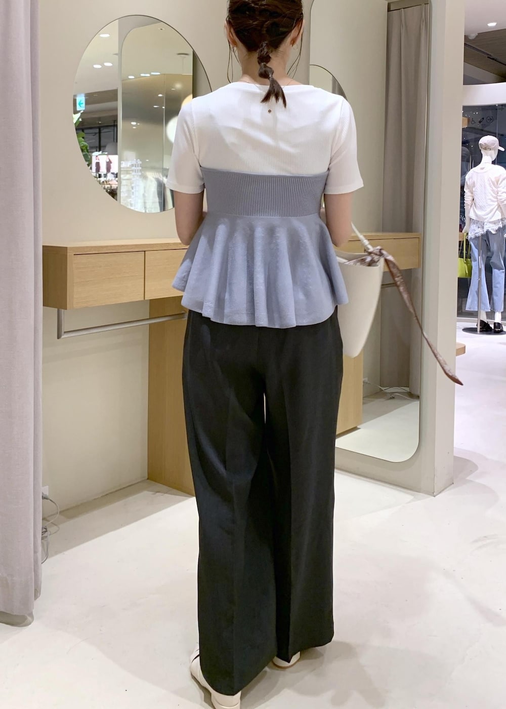 ホワイト系のショルダーバッグ、グレー系のその他パンツ、ホワイト系のパンプスを着用したレディースの春コーディネートの5枚目の写真