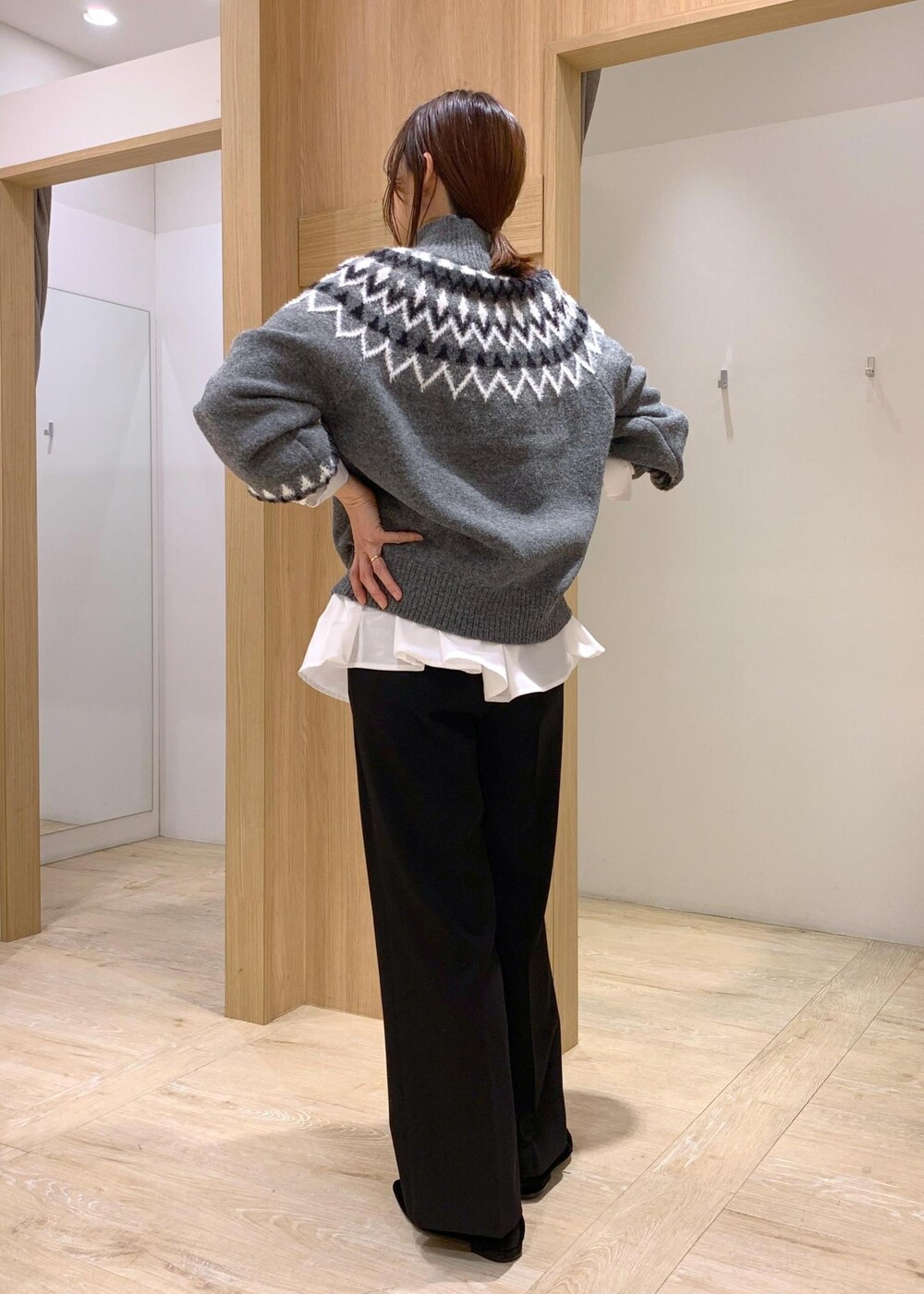 ホワイト系のショルダーバッグ、ブラック系のスラックス、ホワイト系のシャツ/ブラウスを着用したレディースの冬コーディネートの8枚目の写真