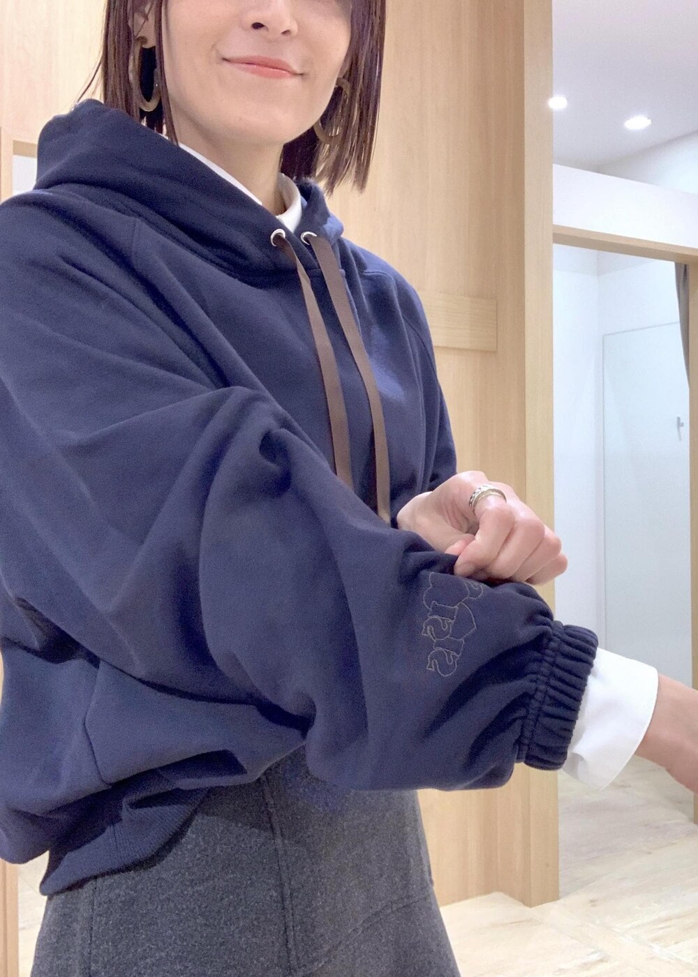 ブラック系のブーツ、グレー系のショルダーバッグ、ホワイト系のシャツ/ブラウスを着用したレディースの秋コーディネートの6枚目の写真