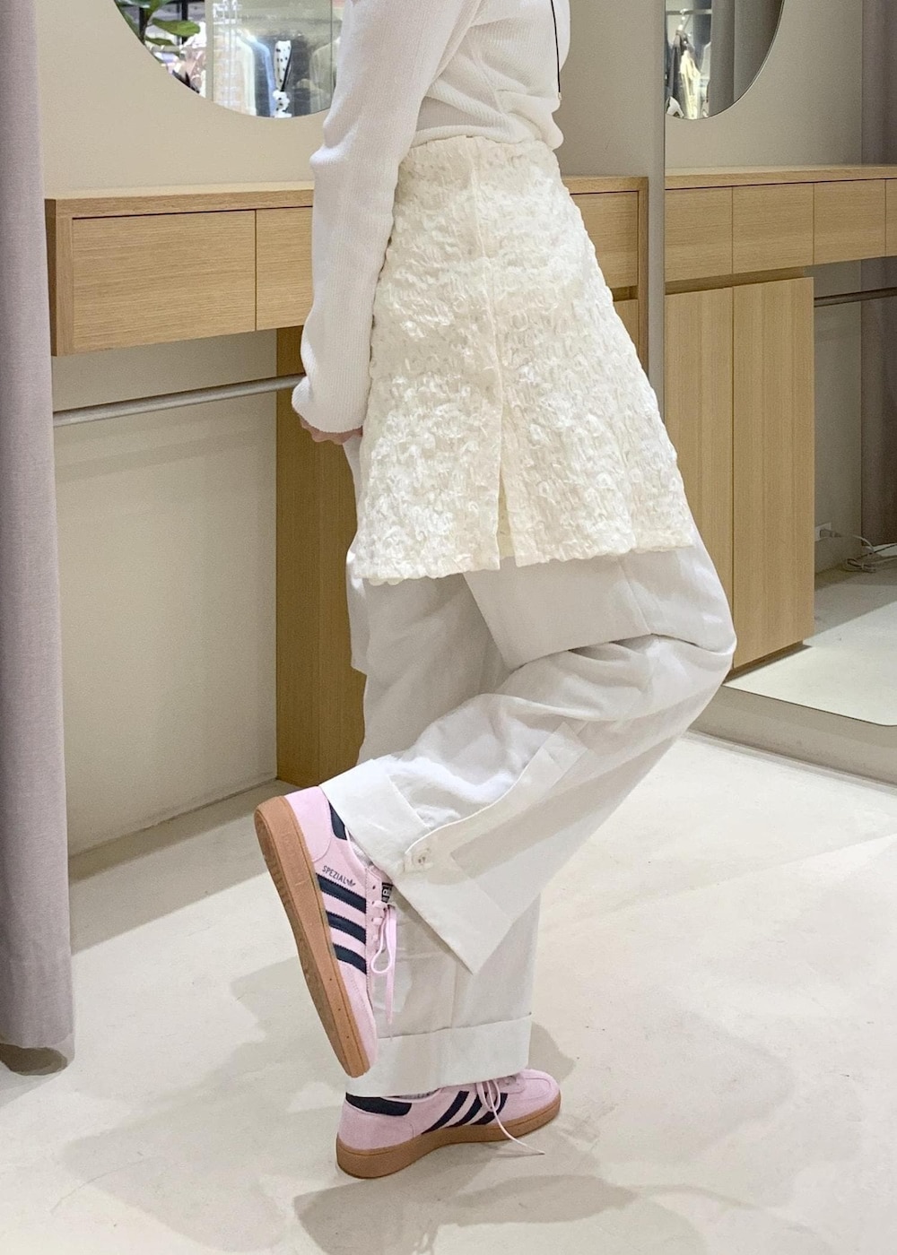 ホワイト系のシャツ/ブラウス、ホワイト系のその他パンツ、ホワイト系のショルダーバッグを着用したレディースの冬コーディネートの9枚目の写真