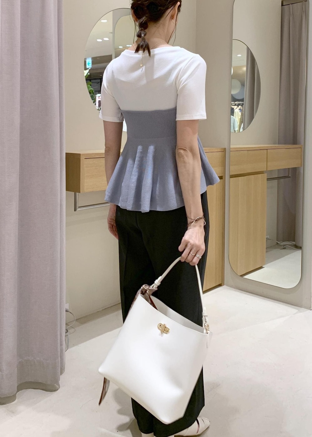 ホワイト系のショルダーバッグ、グレー系のその他パンツ、ホワイト系のパンプスを着用したレディースの春コーディネートの8枚目の写真