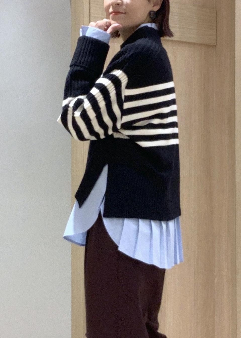 ブラウン系のスラックス、ブルー系のシャツ/ブラウス、グレー系のショルダーバッグを着用したレディースの秋コーディネートの6枚目の写真