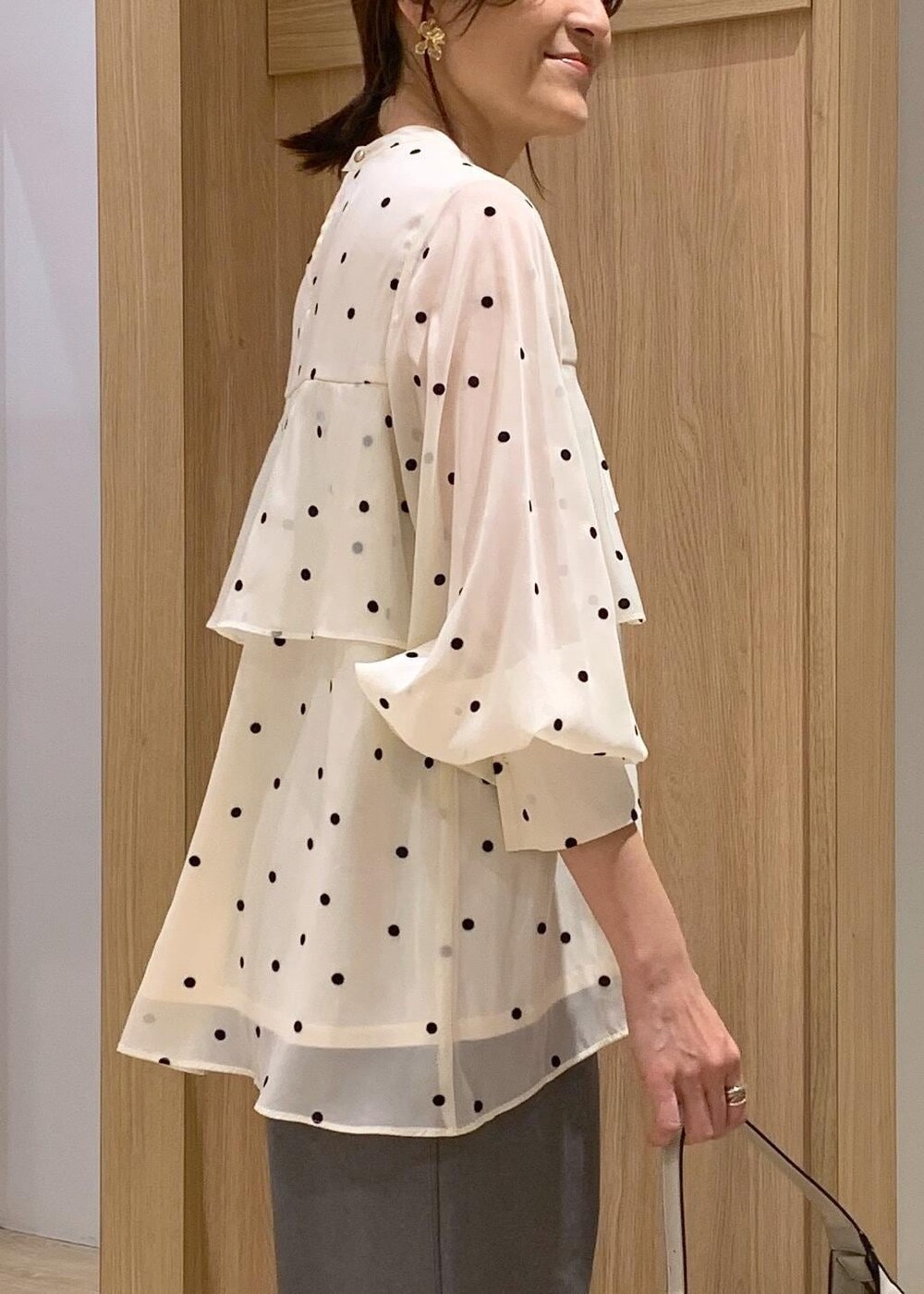 ブラック系のショルダーバッグ、グレー系のスラックス、グレー系のテーラードジャケットを着用したレディースの冬コーディネートの9枚目の写真