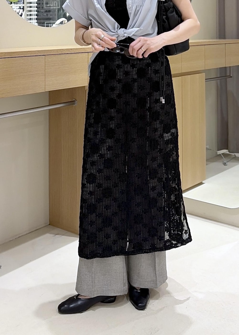 グレー系のその他パンツ、ブラック系のパンプス、ブラック系のショルダーバッグを着用したレディースの春コーディネートの7枚目の写真
