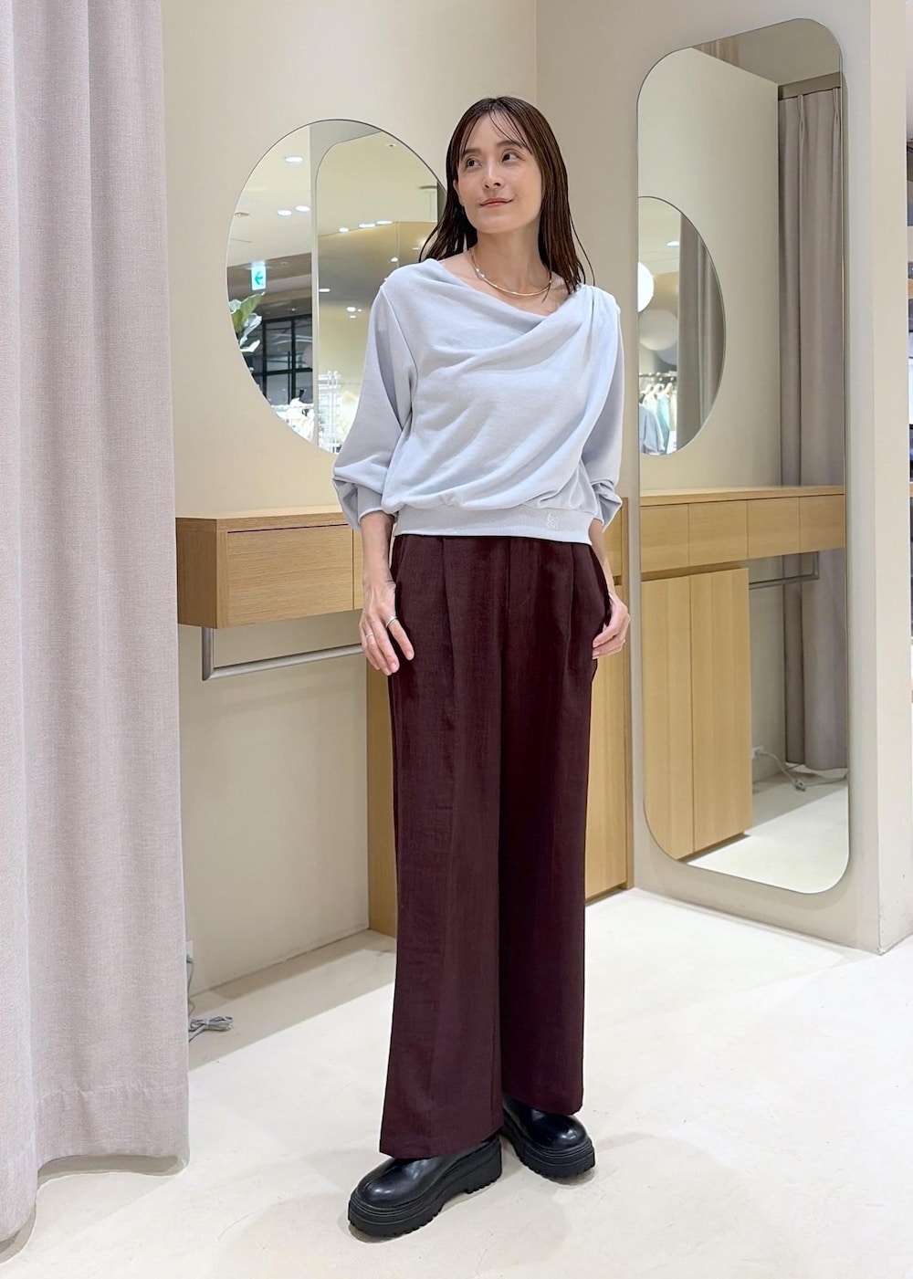 ブラウン系のシャツ/ブラウス、ブラウン系のその他パンツ、ブラック系のブーツを着用したレディースの秋コーディネートの4枚目の写真