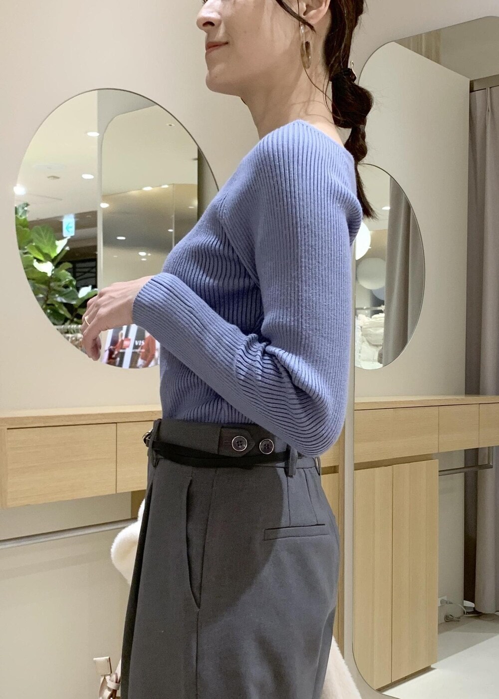 ベージュ系のショルダーバッグ、グレー系のスラックス、ホワイト系のカーディガン/ボレロを着用したレディースの冬コーディネートの9枚目の写真