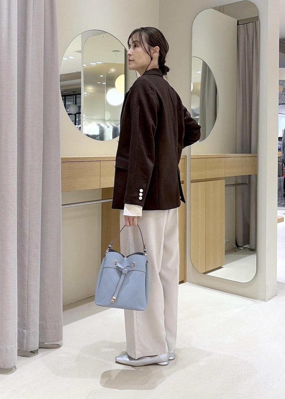 ホワイト系のその他パンツ、シルバー系のパンプス、ホワイト系のニット/セーターを着用したレディースの秋コーディネートの6枚目の写真