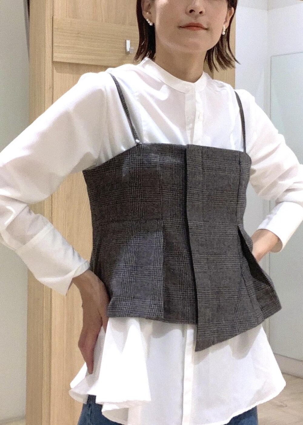 ホワイト系のハンドバッグ、ブルー系のデニムパンツ、ホワイト系のブーツを着用したレディースの秋コーディネートの7枚目の写真