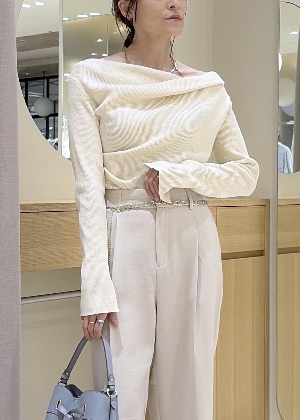 ホワイト系のその他パンツ、シルバー系のパンプス、ホワイト系のニット/セーターを着用したレディースの秋コーディネートの4枚目の写真