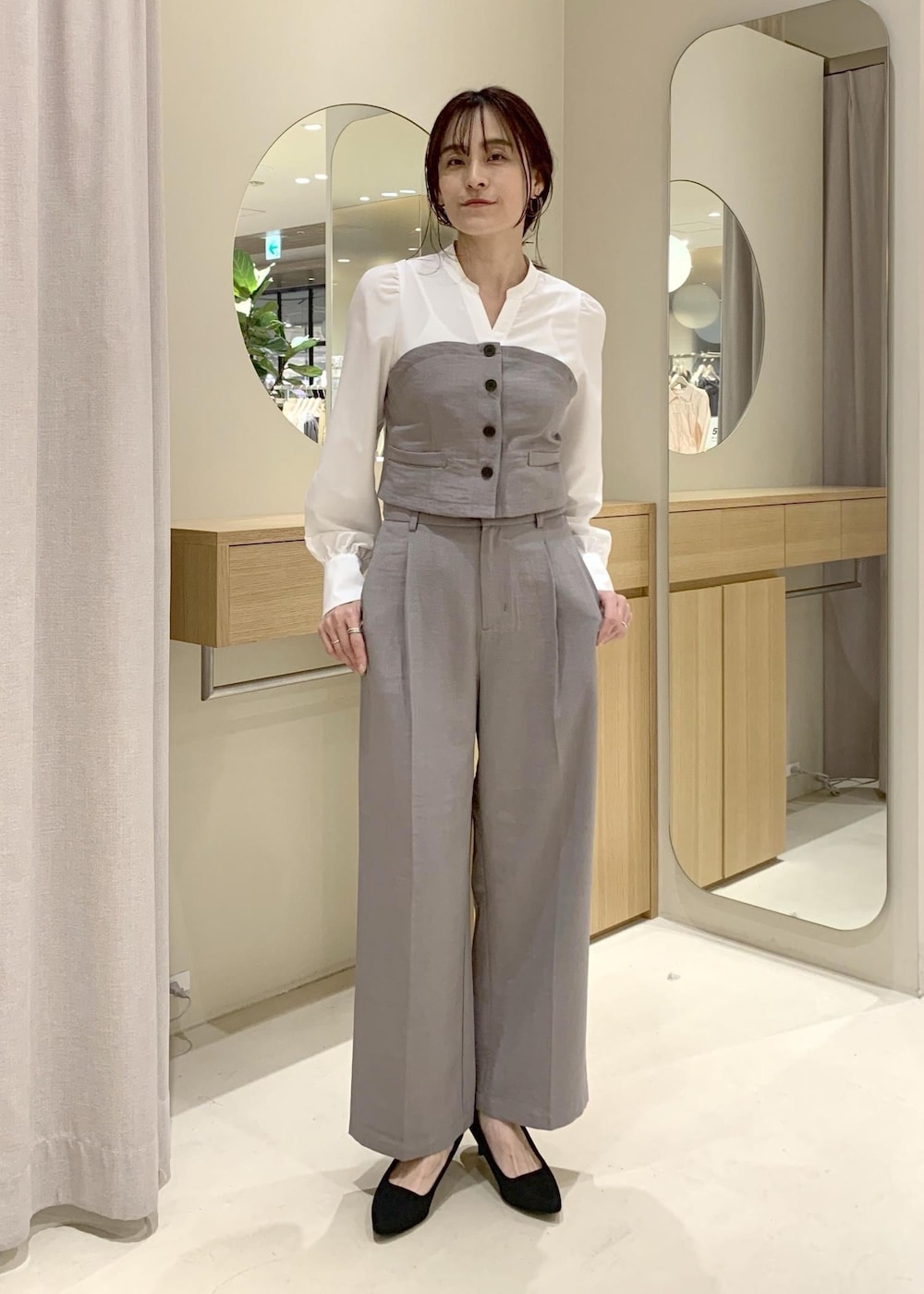 ベージュ系のショルダーバッグ、ブラック系のブルゾン、グレー系のシャツ/ブラウスを着用したレディースの春コーディネートの5枚目の写真