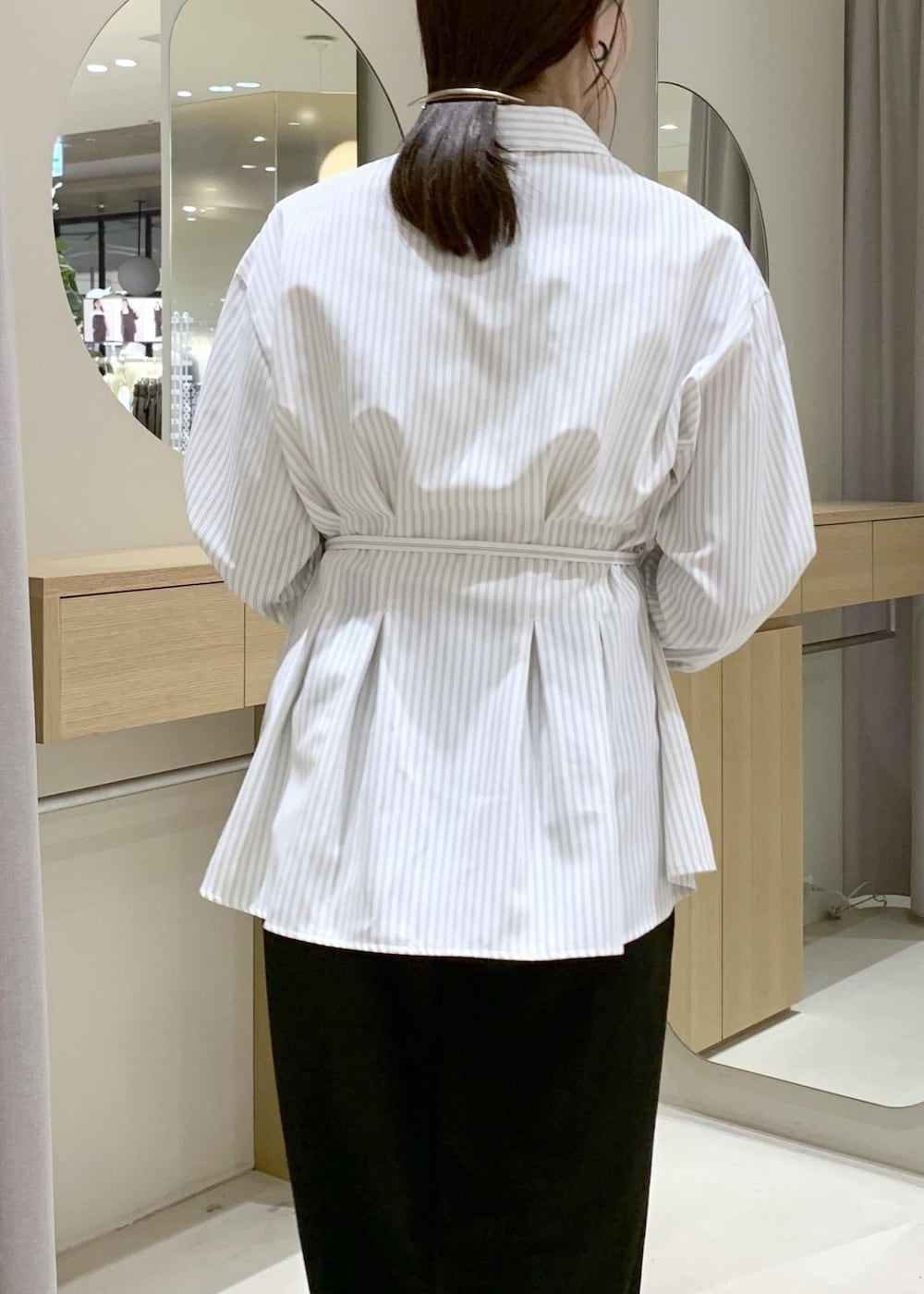 イエロー系のショルダーバッグ、ブラック系のテーラードジャケット、ブラック系のその他パンツを着用したレディースの春コーディネートの10枚目の写真