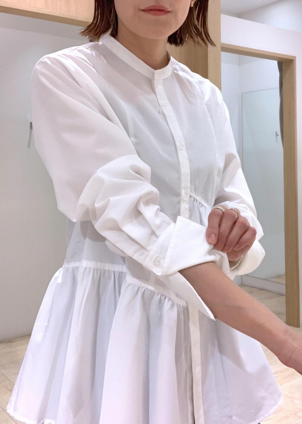 ホワイト系のショルダーバッグ、ホワイト系のカーディガン/ボレロ、ホワイト系のブーツを着用したレディースの秋コーディネートの8枚目の写真