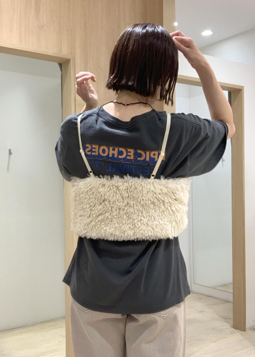 ホワイト系のサンダル、ブラック系のショルダーバッグ、ホワイト系のキャミソールを着用したレディースの夏コーディネートの6枚目の写真