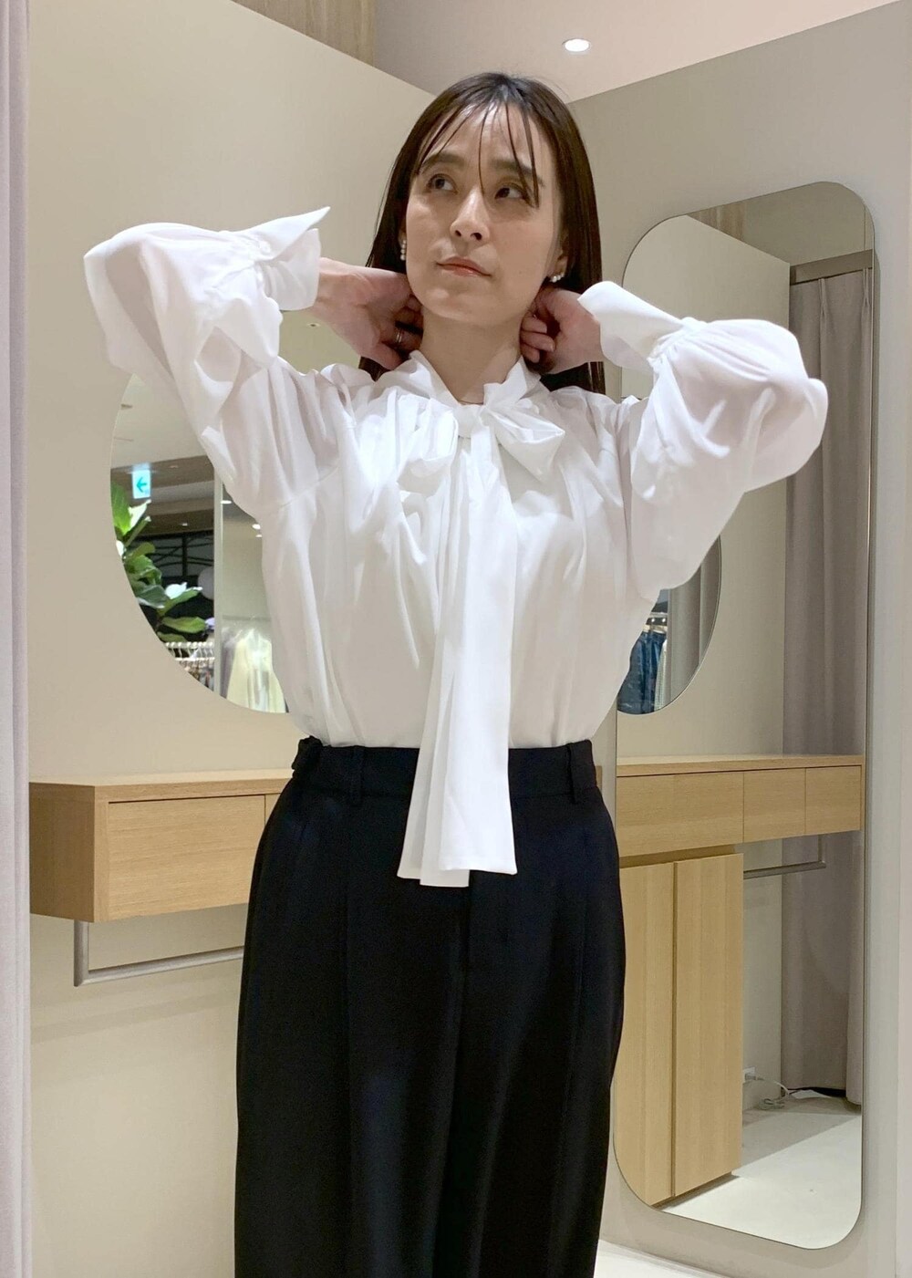 ブラック系のショルダーバッグ、ブルー系のその他パンツ、ホワイト系のシャツ/ブラウスを着用したレディースの冬コーディネートの10枚目の写真