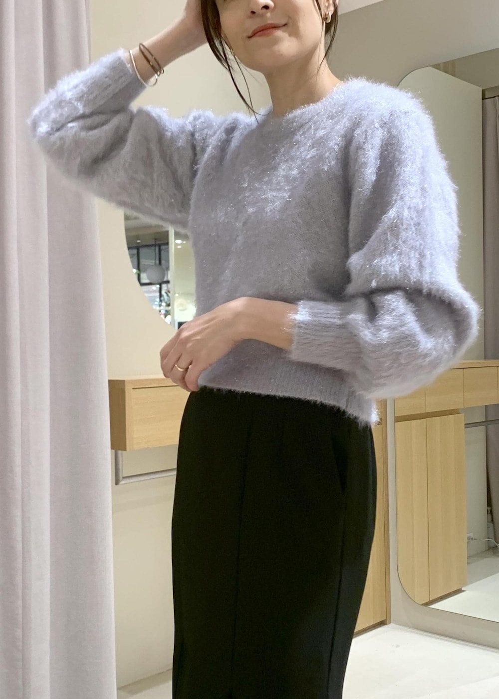 ブラック系のショルダーバッグ、ブラック系のブーツ、ブラック系のスカートを着用したレディースの秋コーディネートの9枚目の写真