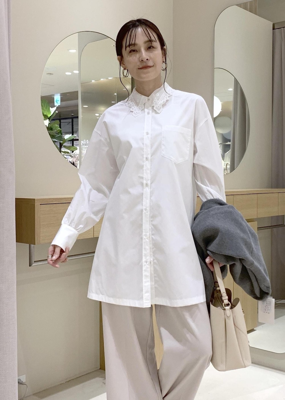 ベージュ系のショルダーバッグ、ベージュ系のパンプス、ベージュ系のその他パンツを着用したレディースの春コーディネートの6枚目の写真