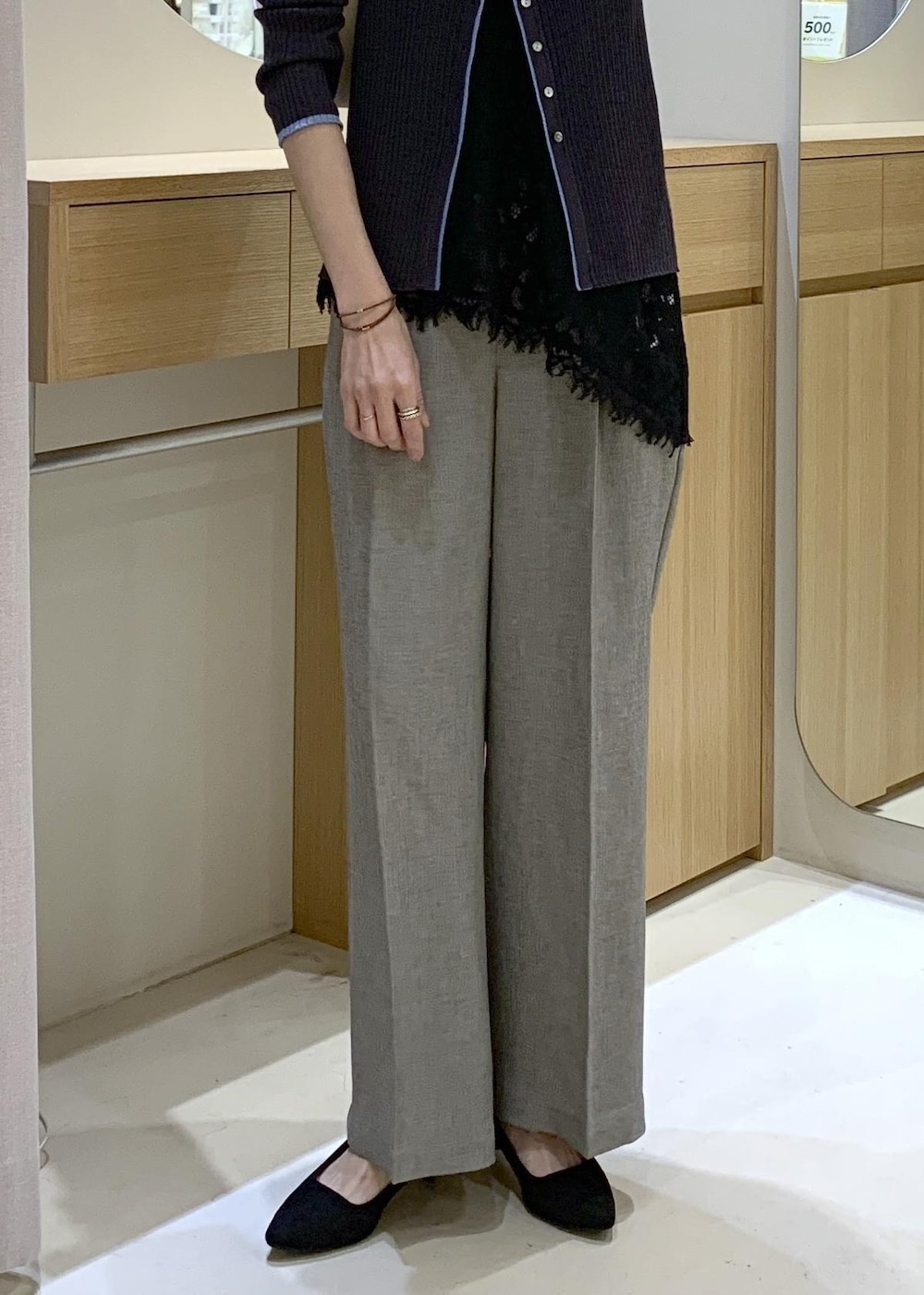 ホワイト系のショルダーバッグ、グレー系のその他パンツ、ブラック系のキャミソールを着用したレディースの春コーディネートの8枚目の写真