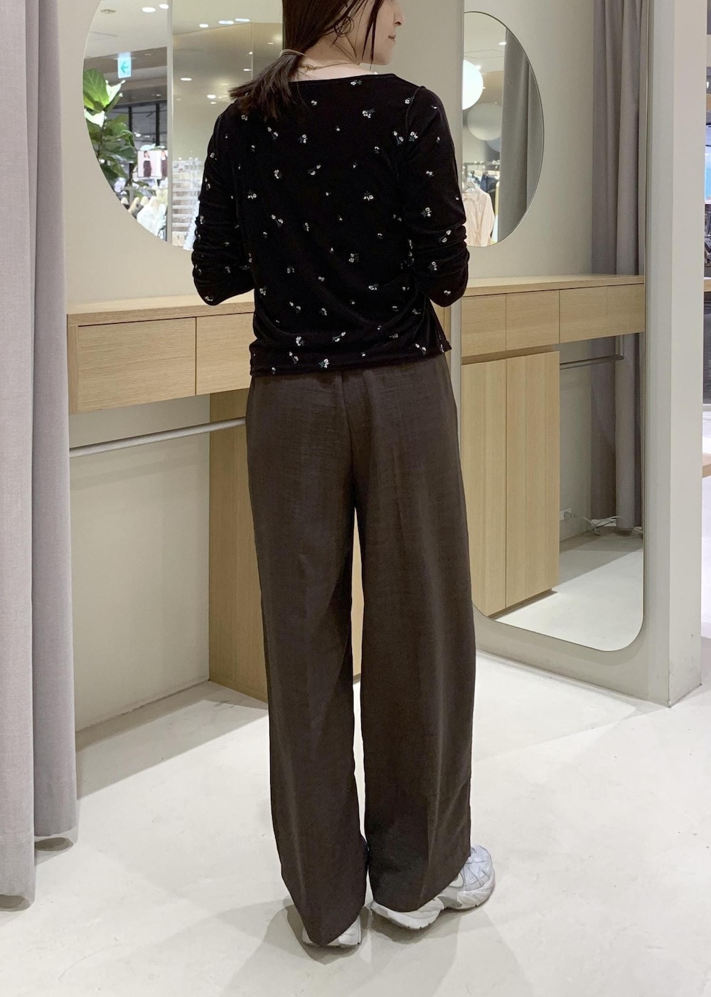 ブルー系のデニムジャケット、ブラック系のトートバッグ、ブラウン系のカーディガン/ボレロを着用したレディースの春コーディネートの9枚目の写真