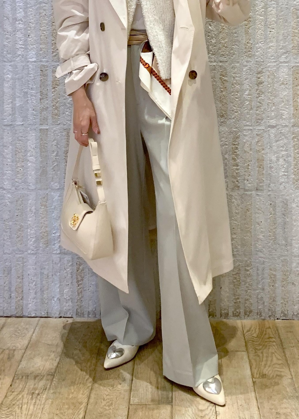 ホワイト系のハンドバッグ、ホワイト系のバレエシューズ、ホワイト系のキャミソールを着用したレディースの冬コーディネートの3枚目の写真