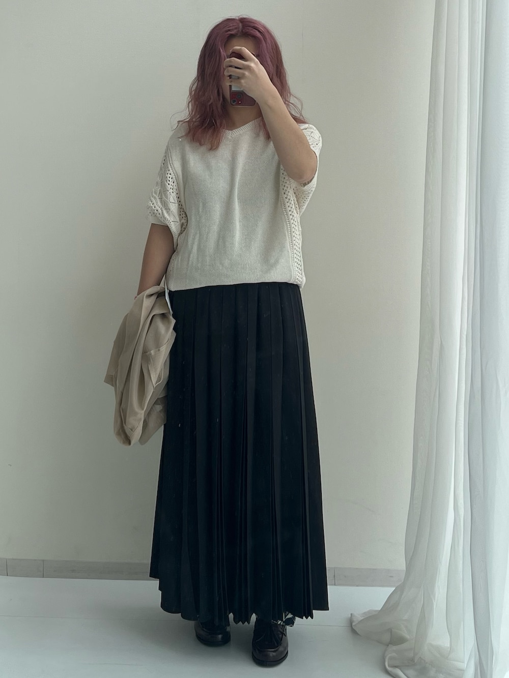 ブラック系のスニーカー、ブラック系のスカート、ブラウン系のジャケット/アウターを着用したレディースの春コーディネートの5枚目の写真