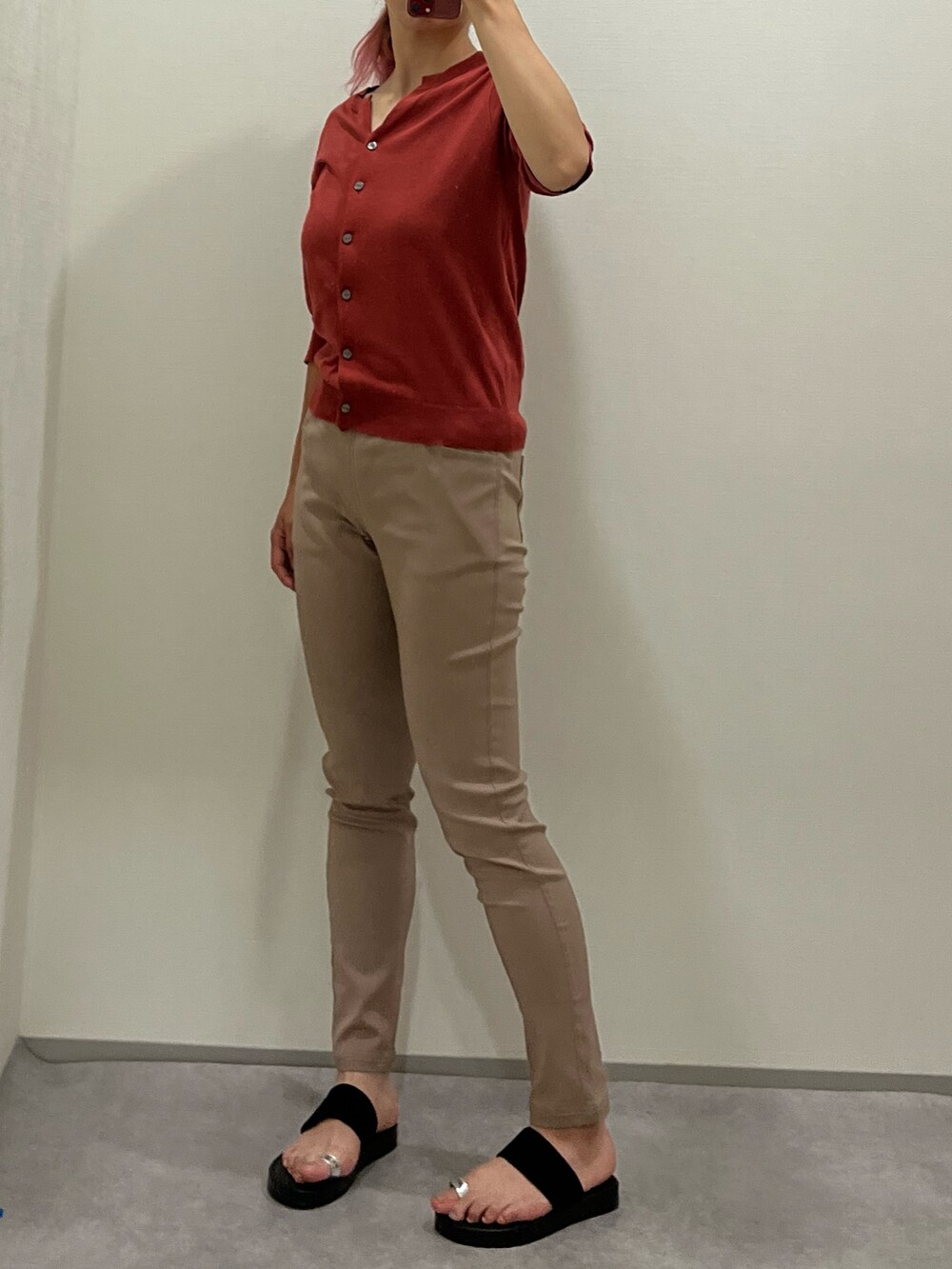 ブラウン系のパンツ、ブラウン系のカーディガン/ボレロ、ブラック系のサンダルを着用したレディースの夏コーディネートの2枚目の写真