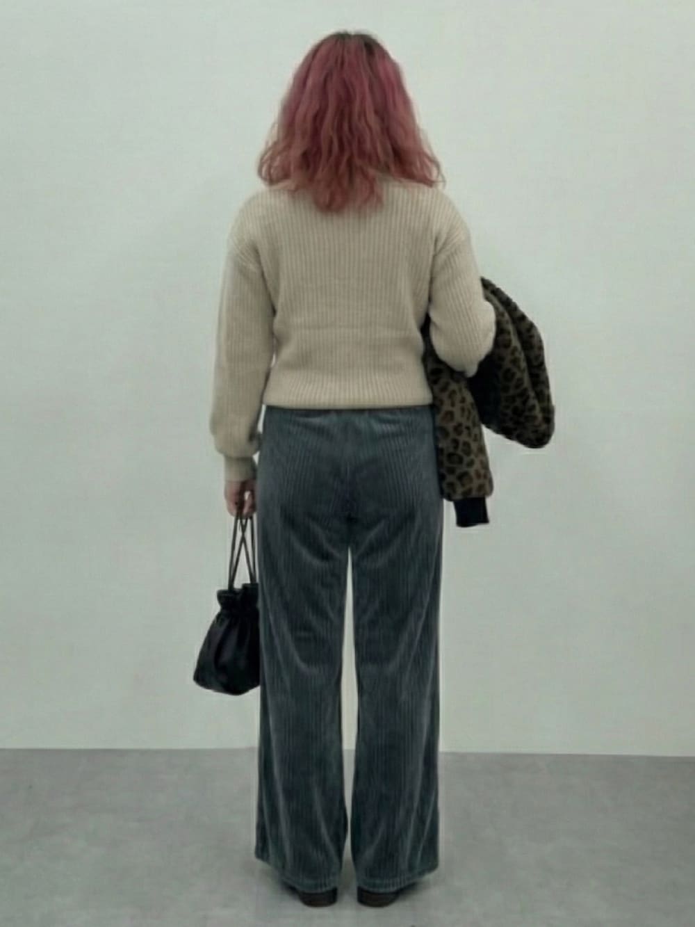 ブルー系のパンツ、ブラウン系のカーディガン/ボレロ、ブラウン系のスニーカーを着用したレディースの秋コーディネートの9枚目の写真