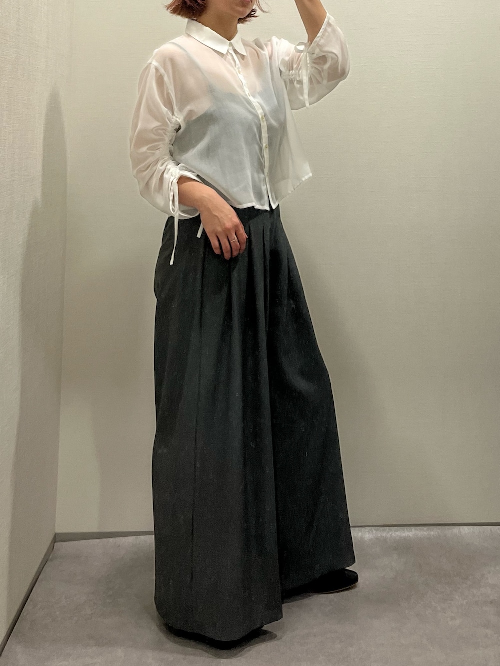 「レディースファッション、スタッフ、レギュラー、25初夏イベントコーデ_レディース、春コーデ、30代、Soiunique、ACQUACALDA、シアーシャツ」｜「nissenの【ゆったり幅広】スクエアトゥセンターシームバブーシュ（低反発中敷）（ワイズ４Ｅ）（パンプス、ブラック系）」を使った、siomiさん（レディース・167cm）の春コーディネートの2枚目の写真