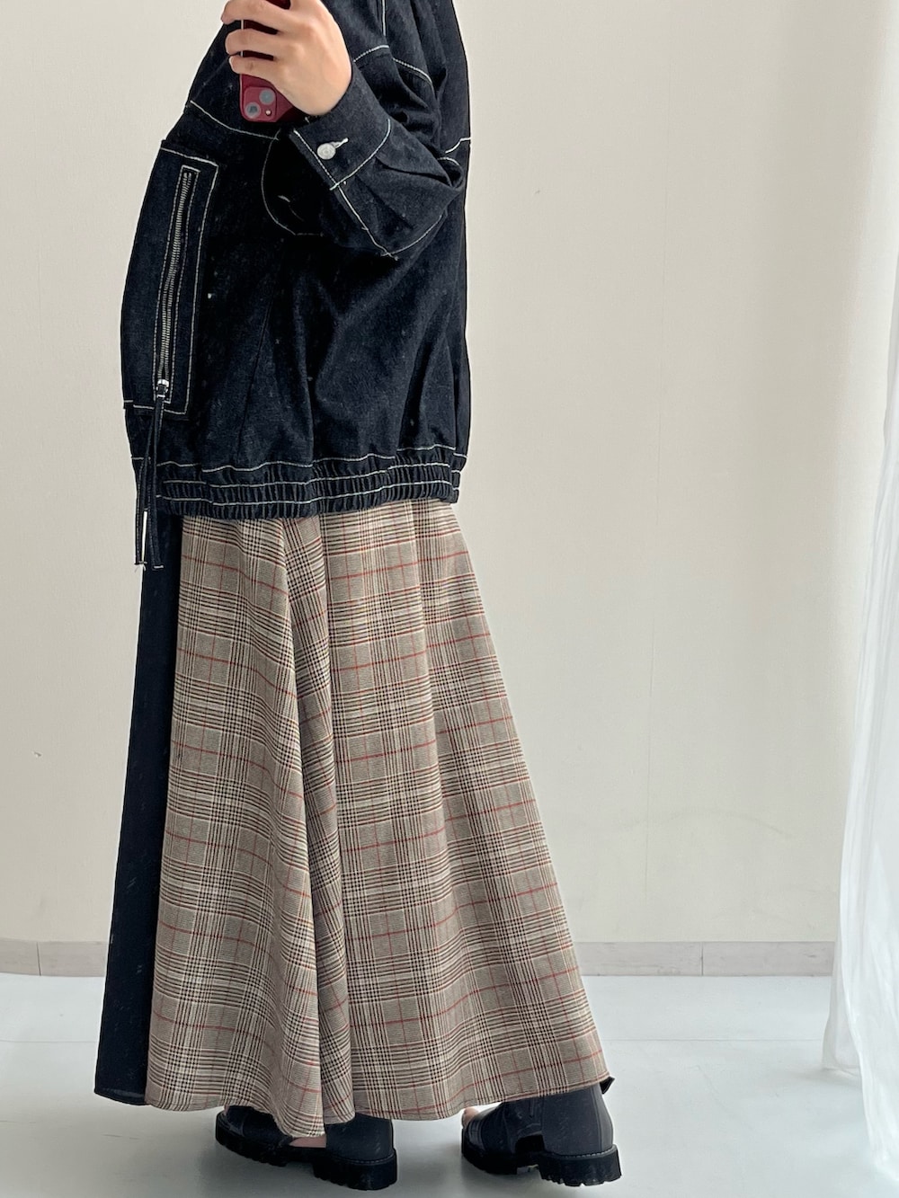 ブルー系のデニムジャケット、ブラウン系のスカートを着用したレディースの秋コーディネートの8枚目の写真