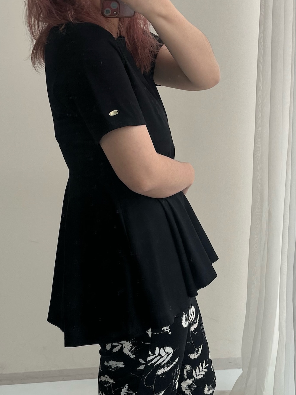 ブラック系のTシャツ/カットソー、ブルー系のその他パンツ、ブラック系のブーツを着用したレディースの春コーディネートの5枚目の写真