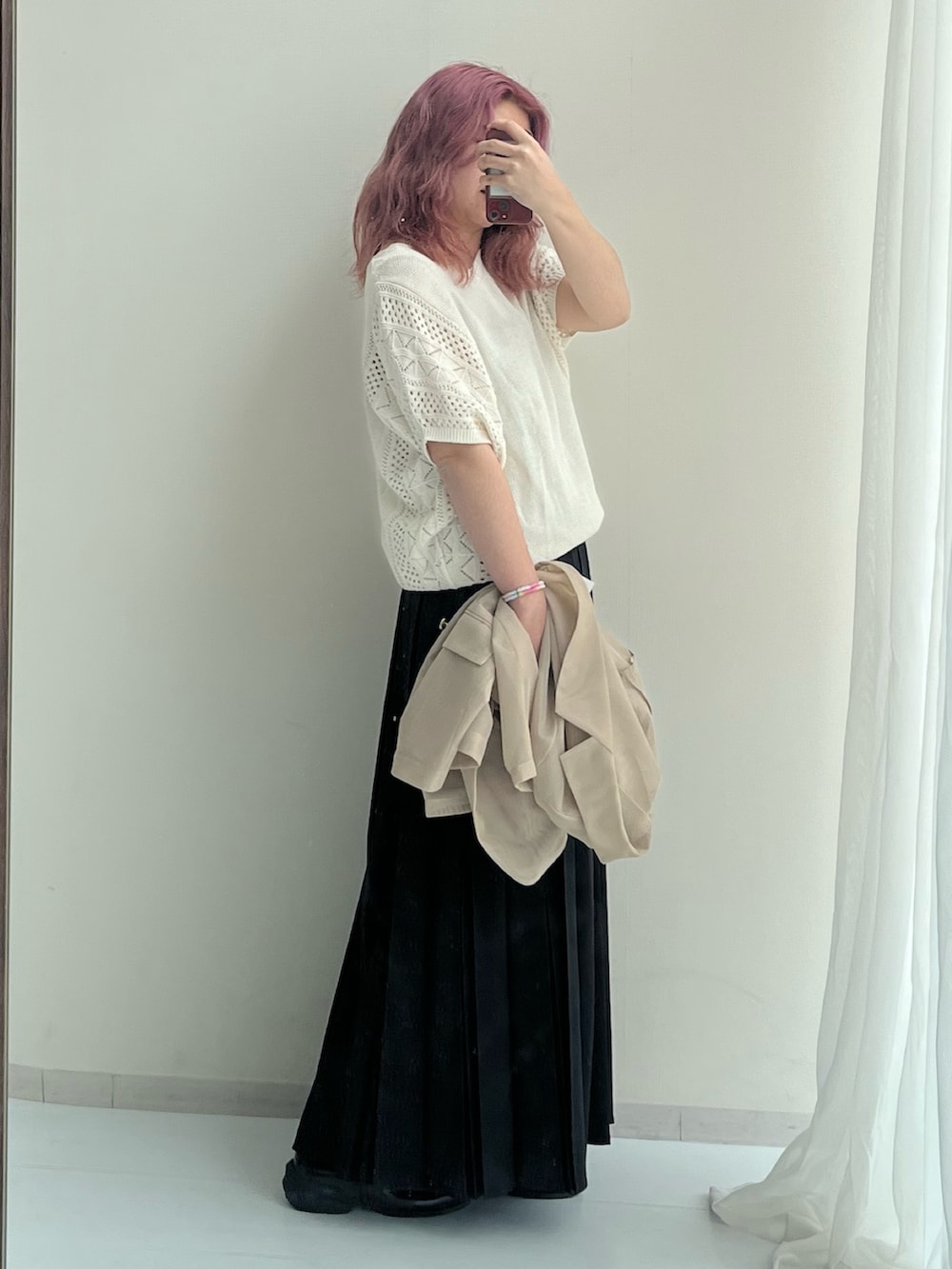 ブラック系のスニーカー、ブラック系のスカート、ブラウン系のジャケット/アウターを着用したレディースの春コーディネートの6枚目の写真