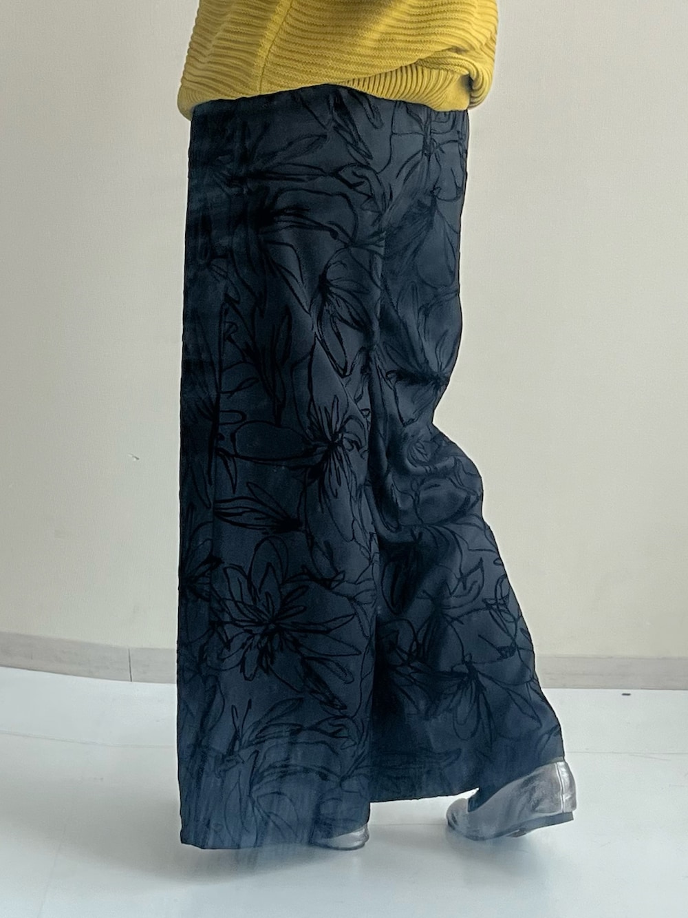 シルバー系のパンプス、ブラック系のその他パンツ、グリーン系のニット/セーターを着用したレディースの秋コーディネートの3枚目の写真