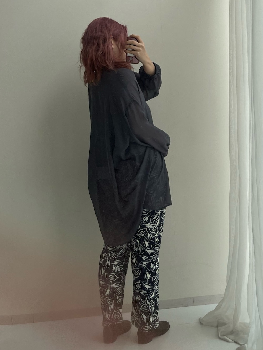 ブルー系のその他パンツ、ブラック系のブーツ、グレー系のチュニックを着用したレディースの春コーディネートの5枚目の写真