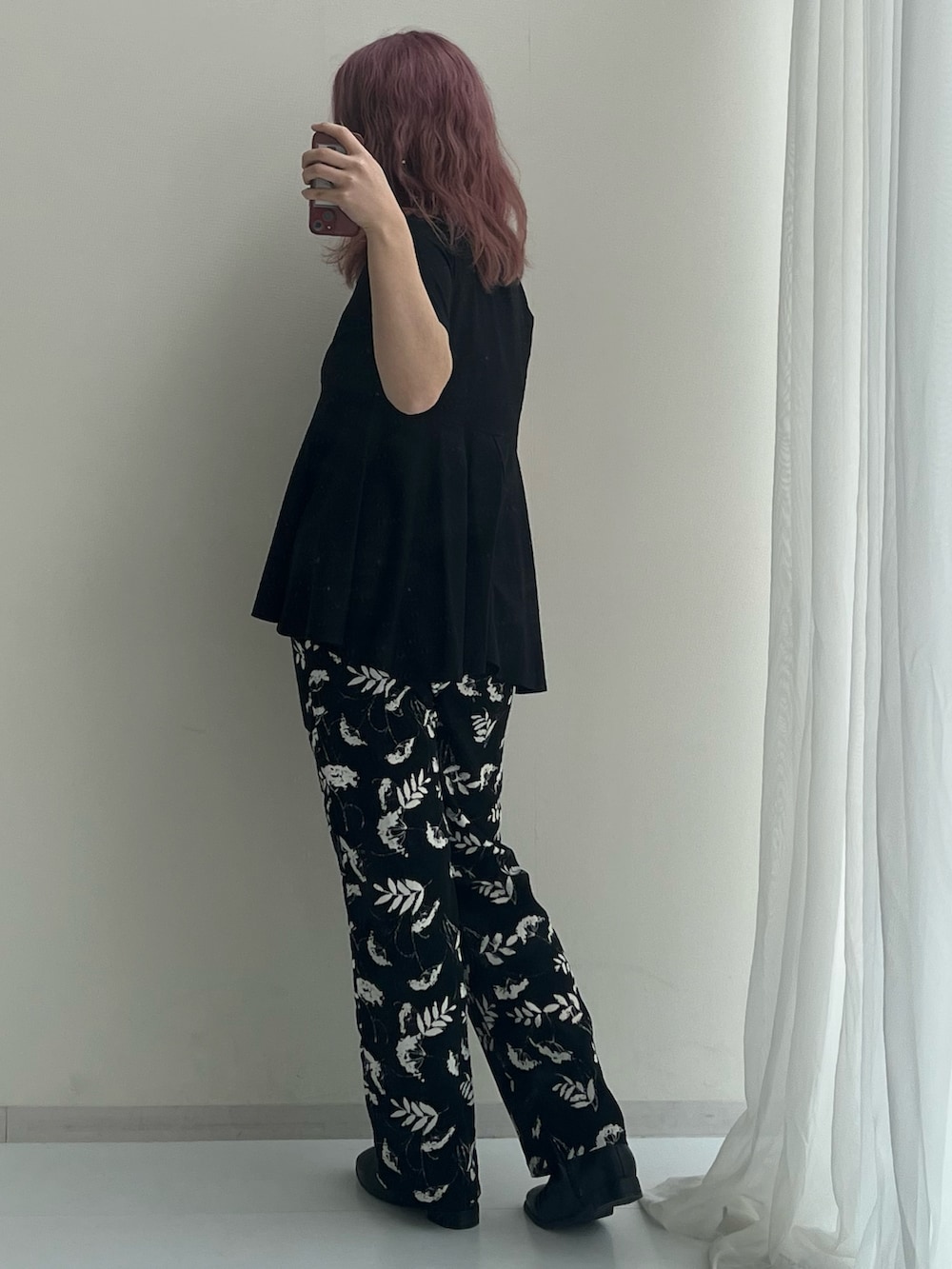 ブラック系のTシャツ/カットソー、ブルー系のその他パンツ、ブラック系のブーツを着用したレディースの春コーディネートの4枚目の写真