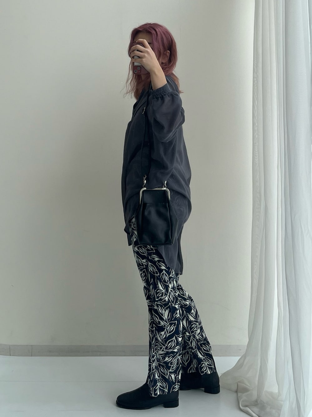 ブルー系のその他パンツ、ブラック系のブーツ、グレー系のチュニックを着用したレディースの春コーディネートの3枚目の写真