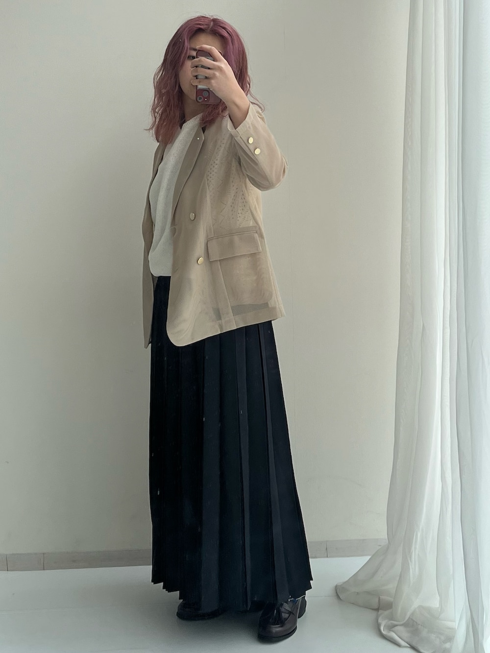 ブラック系のスニーカー、ブラック系のスカート、ブラウン系のジャケット/アウターを着用したレディースの春コーディネートの3枚目の写真