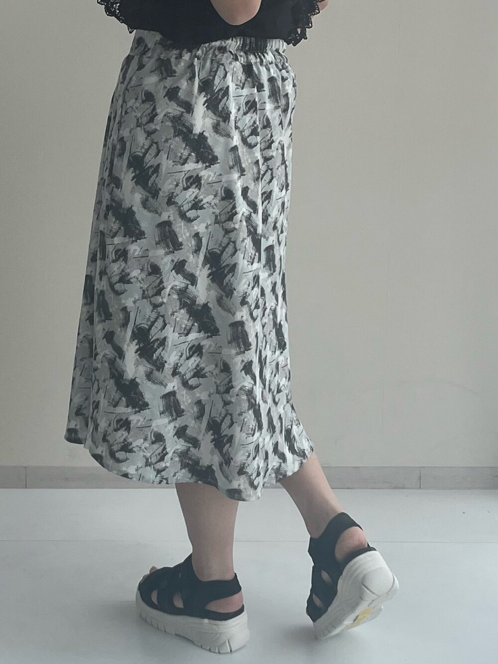 「レディースファッション、スタッフ、レギュラー、骨格ナチュラル、夏コーデ、働く服」｜「7days Life Stylingのマーブル柄フレアスカート<大きいサイズ有>（スカート、ブラック系）」を使った、siomiさん（レディース・167cm）の夏コーディネートの2枚目の写真
