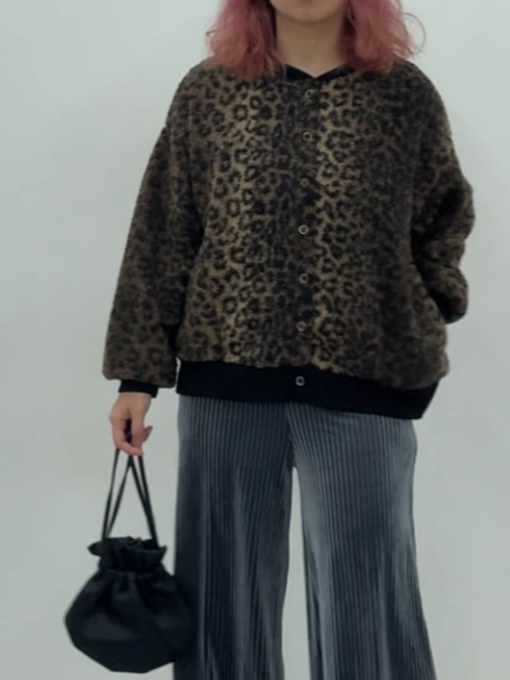 ブルー系のパンツ、ブラウン系のカーディガン/ボレロ、ブラウン系のスニーカーを着用したレディースの秋コーディネートの3枚目の写真