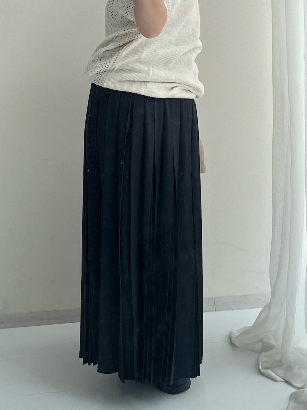 ブラック系のスニーカー、ブラック系のスカート、ブラウン系のジャケット/アウターを着用したレディースの春コーディネートの7枚目の写真