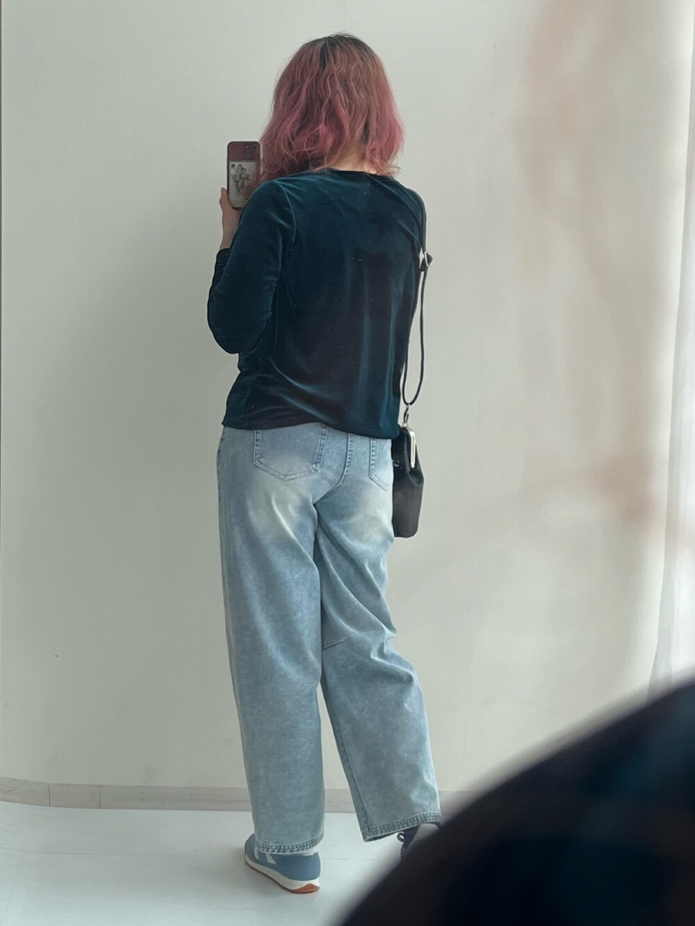 ブラック系のショルダーバッグ、ブルー系のパンツ、グリーン系のカーディガン/ボレロを着用したレディースの冬コーディネートの8枚目の写真