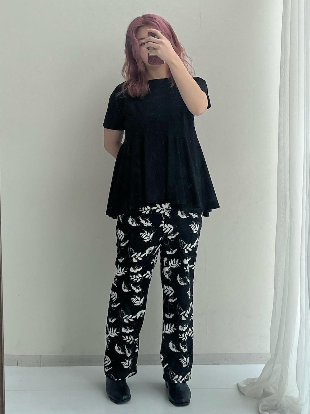 ブラック系のTシャツ/カットソー、ブルー系のその他パンツ、ブラック系のブーツを着用したレディースの春コーディネートの2枚目の写真