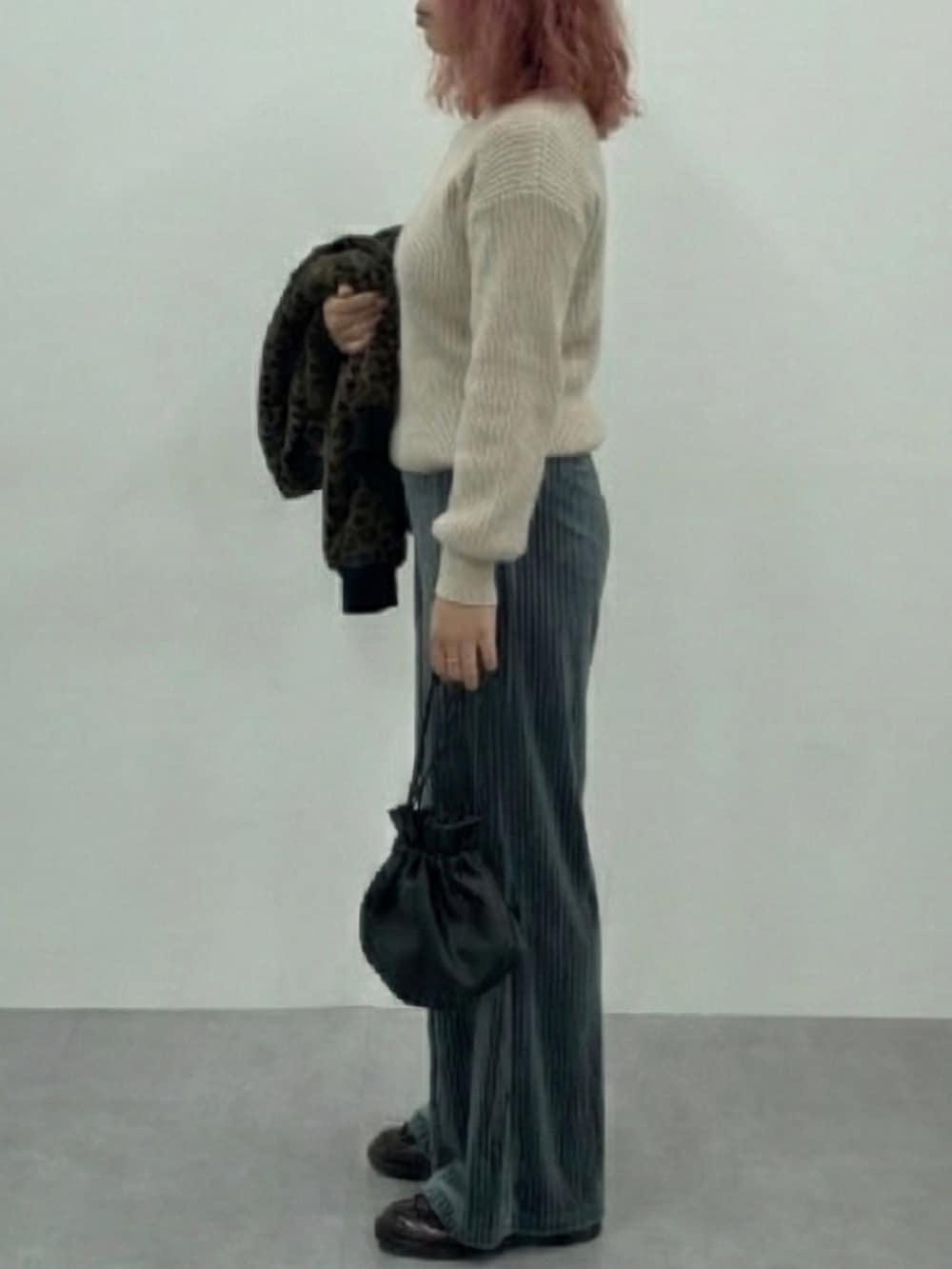 ブルー系のパンツ、ブラウン系のカーディガン/ボレロ、ブラウン系のスニーカーを着用したレディースの秋コーディネートの8枚目の写真