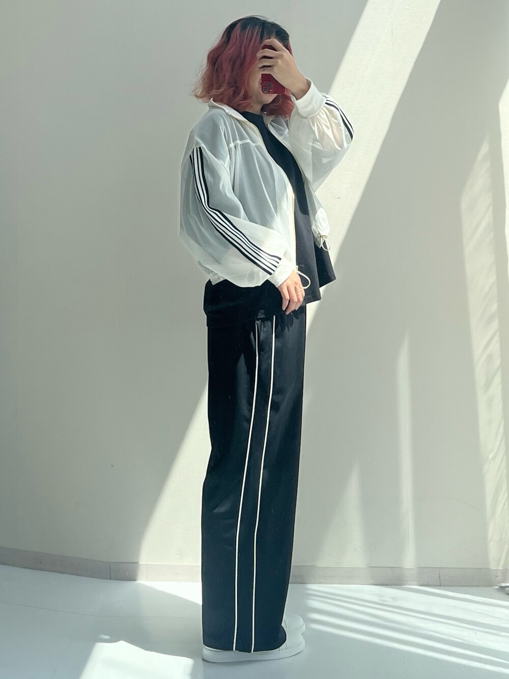 ブラック系のパンツ、ホワイト系のジャケット/アウター、ブラック系のTシャツ/カットソーを着用したレディースの秋コーディネートの2枚目の写真