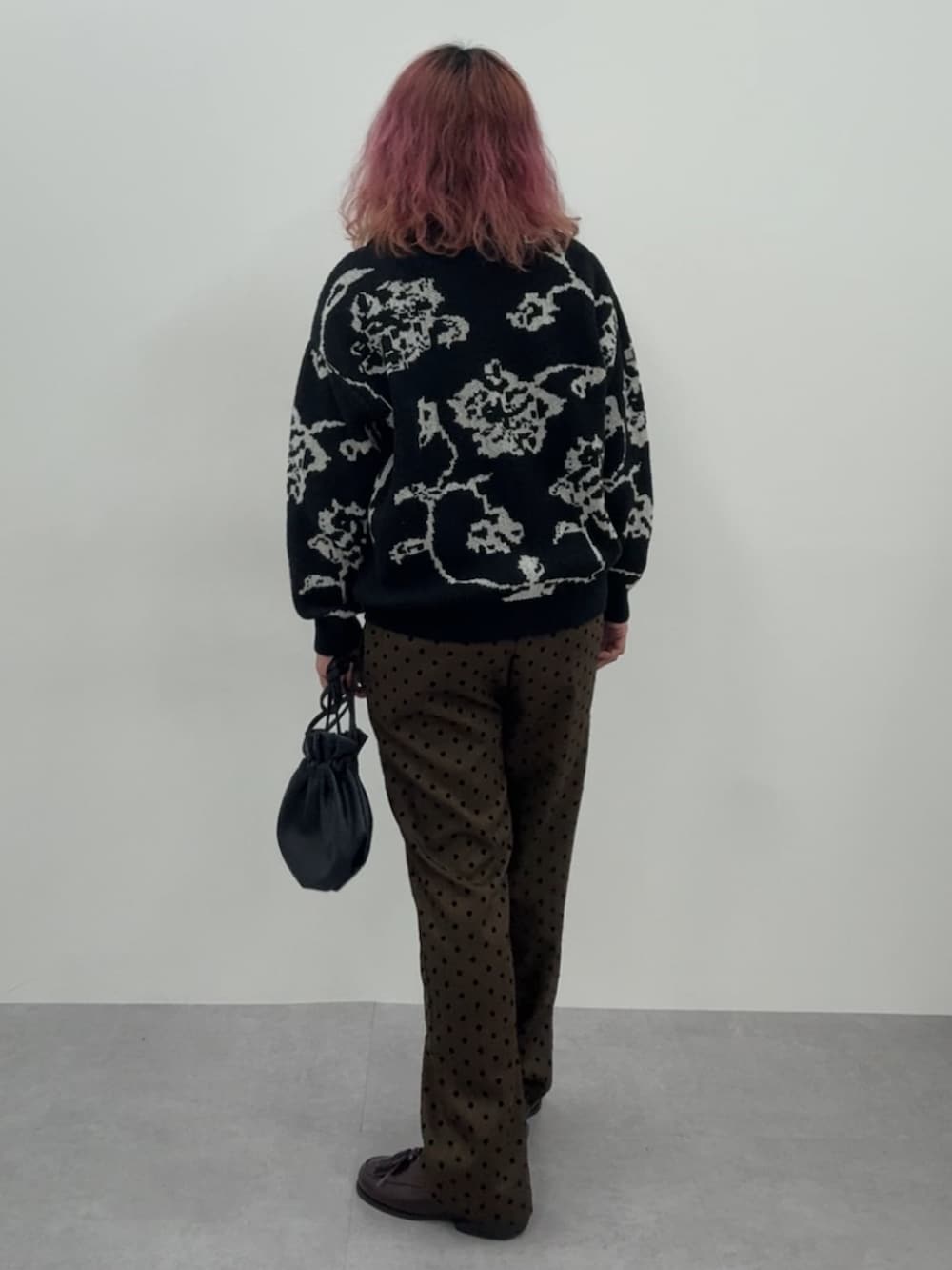 ブラウン系のスニーカー、ブラウン系のパンツ、ブラック系のニット/セーターを着用したレディースの冬コーディネートの8枚目の写真