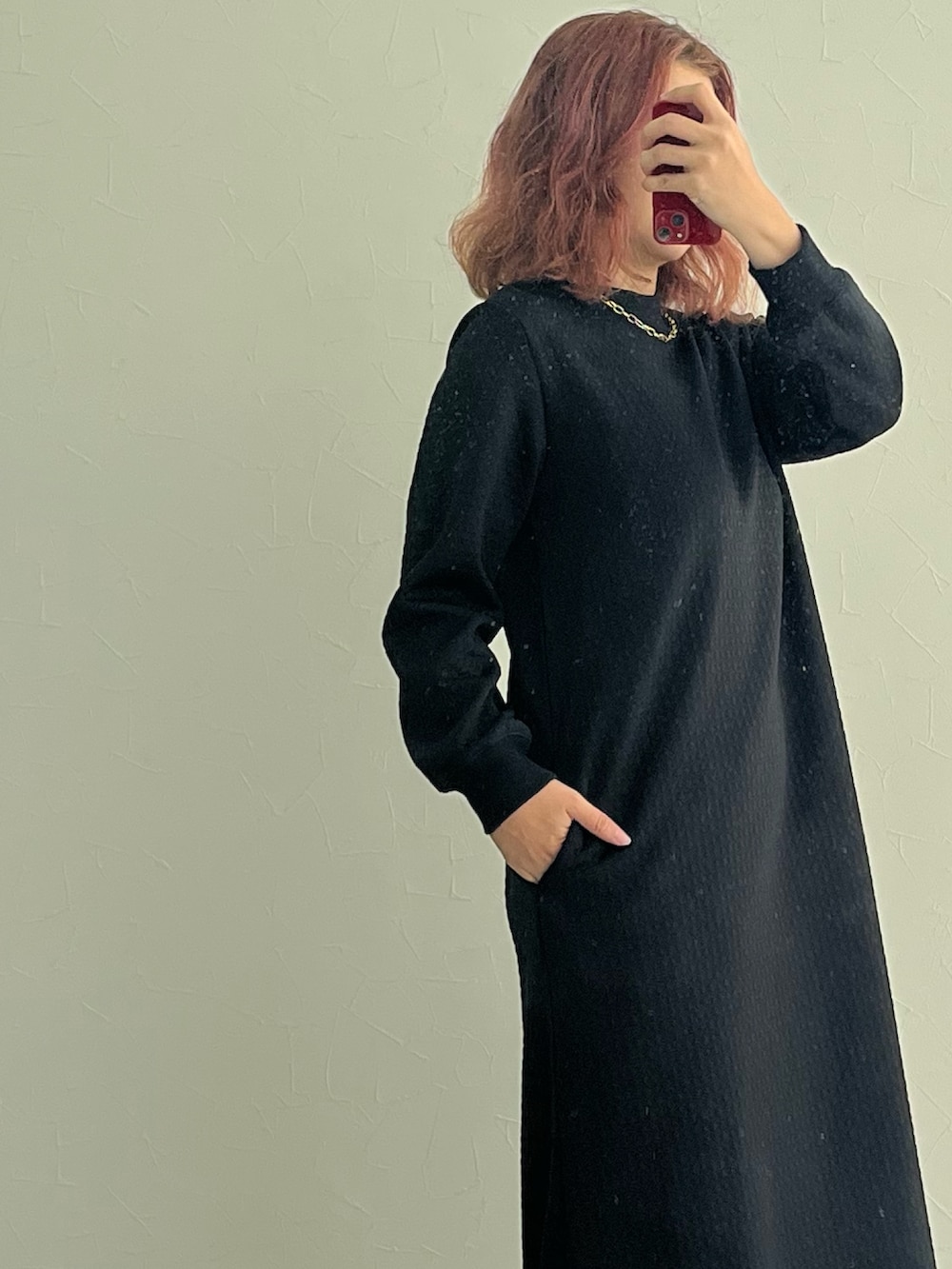 ブルー系のパンツ、ブラック系のスニーカー、ブラック系のワンピースを着用したレディースの秋コーディネートの3枚目の写真