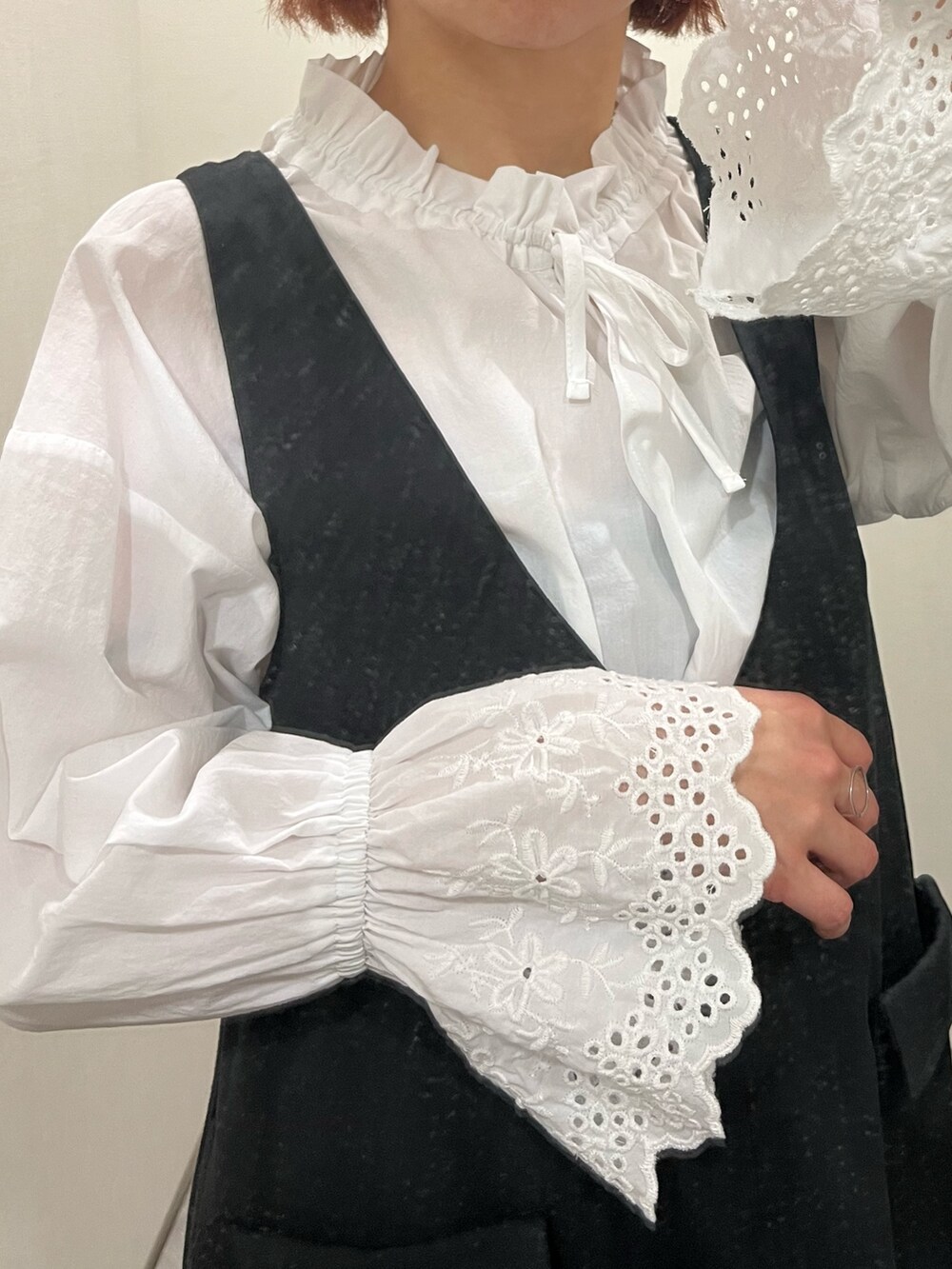 「レディースファッション、スタッフ、レギュラー、25初夏イベントコーデ_レディース、春コーデ、30代、pattok、ACQUACALDA」｜「nissenの深Vネックジャンパースカート（大容量ポケット付）【私の味方服】（ワンピース、ブラック系）」を使った、siomiさん（レディース・167cm）の春コーディネートの3枚目の写真