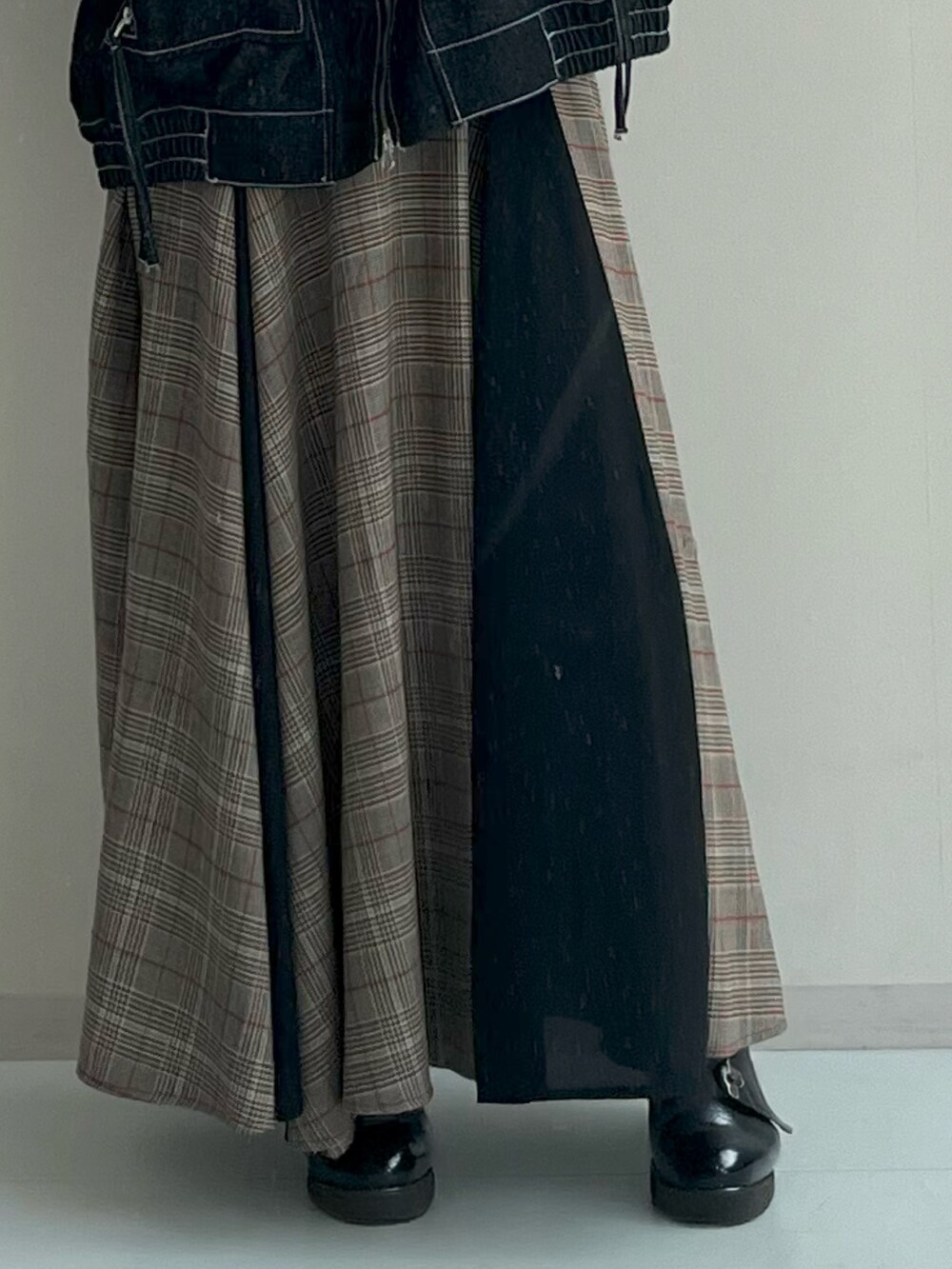 ブルー系のデニムジャケット、ブラウン系のスカートを着用したレディースの秋コーディネートの5枚目の写真