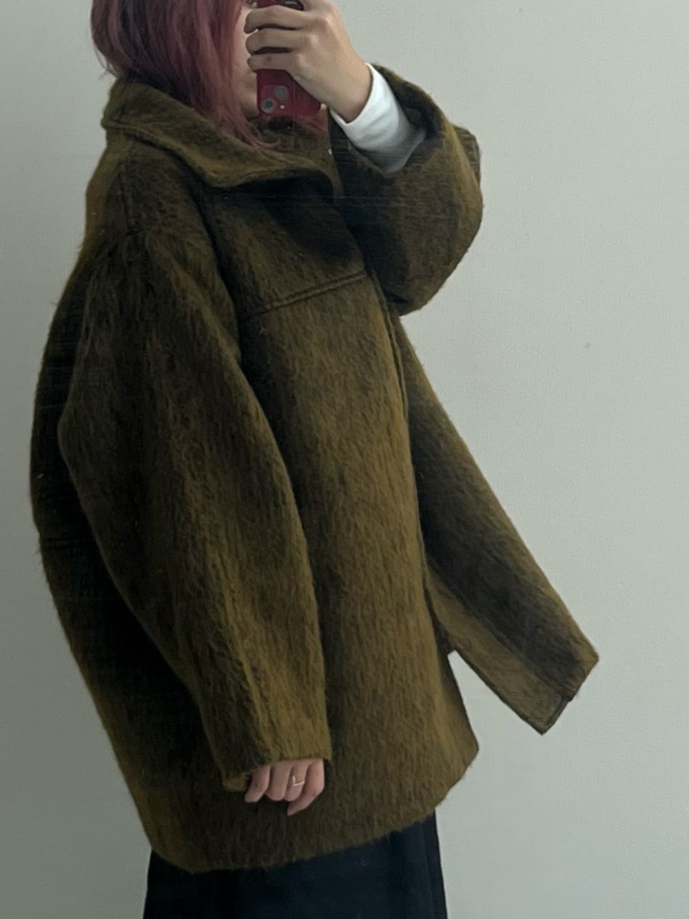 ブラック系のブーツ、ブラック系のスカート、イエロー系のジャケット/アウターを着用したレディースの秋コーディネートの2枚目の写真