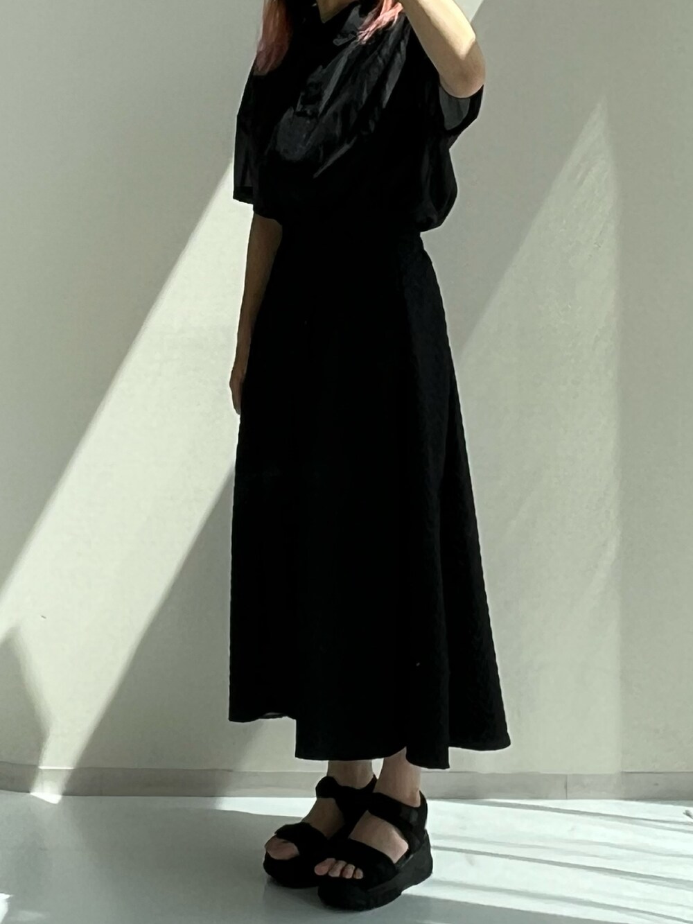 ブラック系のスカート、ブラック系のシャツ/ブラウス、ブラック系のサンダルを着用したレディースの夏コーディネートの3枚目の写真